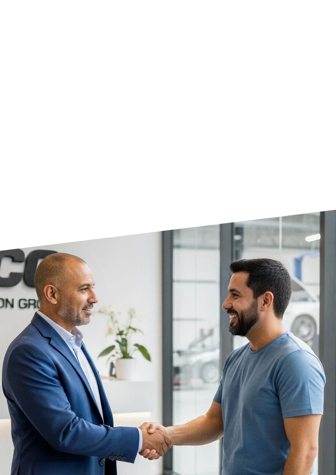 Técnicos de Auto Collision Group en el taller
