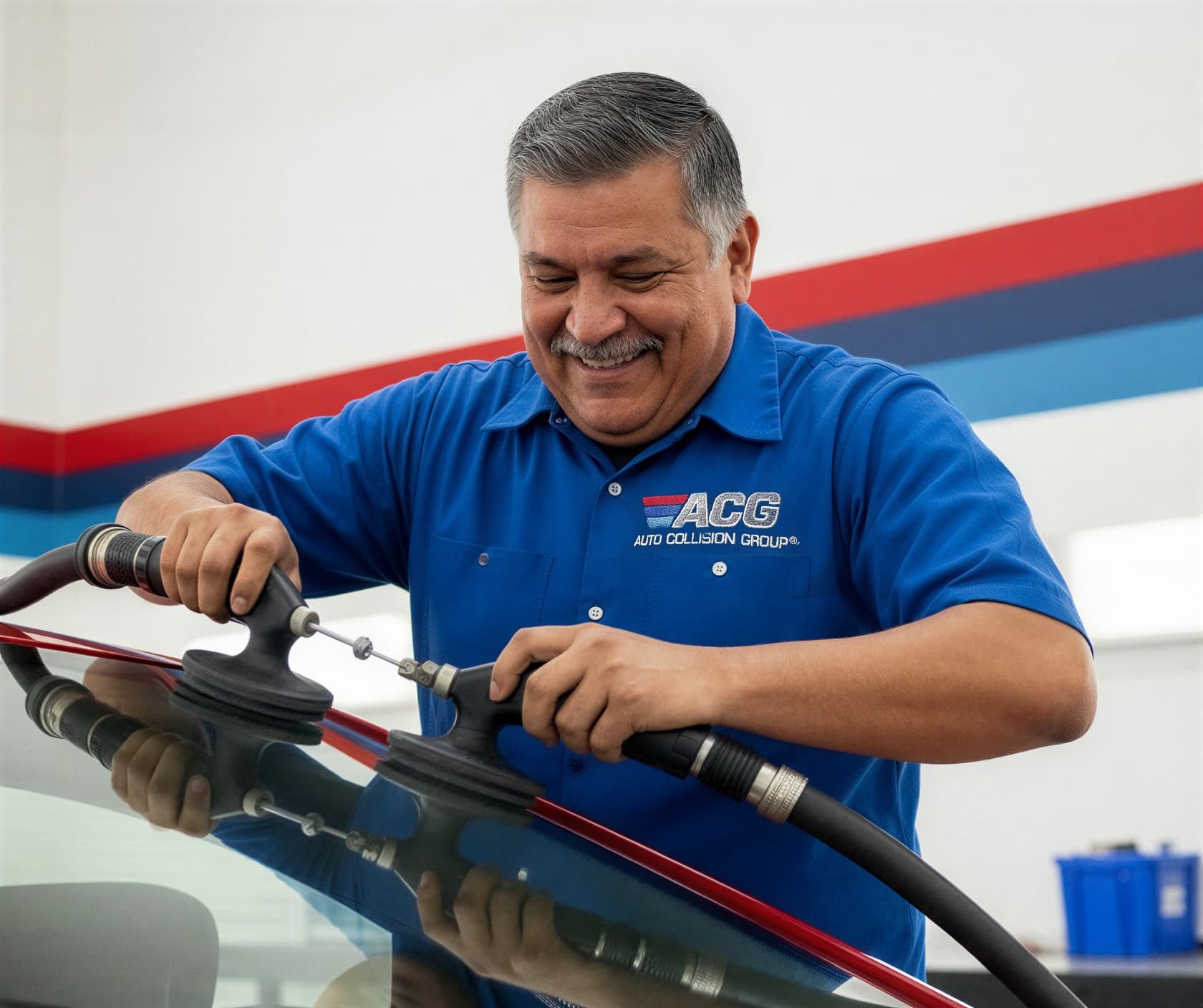 Técnico certificado realizando reemplazo de vidrios y parabrisas en Auto Collision Group Bakersfield