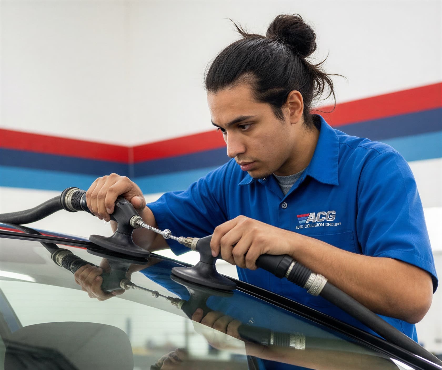 Técnico certificado realizando reemplazo de vidrios y parabrisas en Auto Collision Group Covina