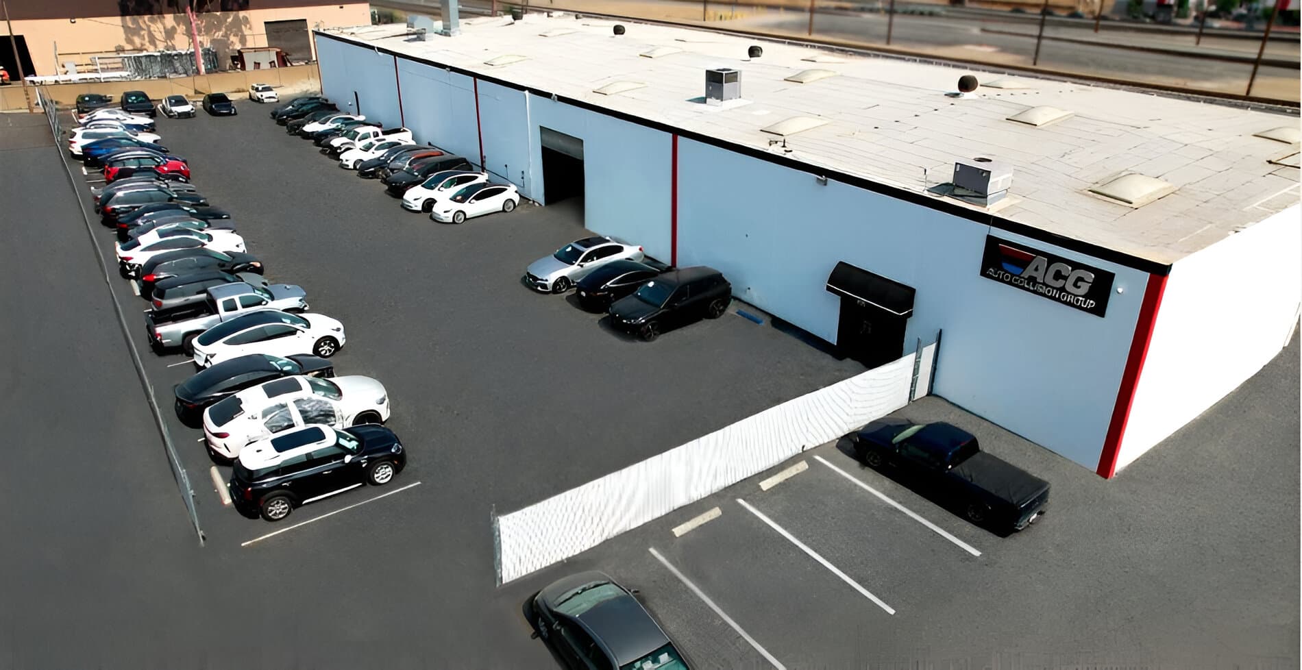 Exterior del taller certificado de Auto Collision Group en Ontario