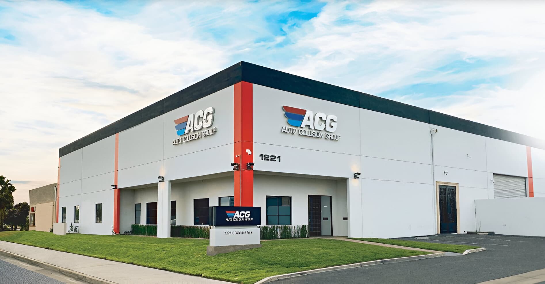 Exterior del taller certificado de Auto Collision Group en Santa Ana
