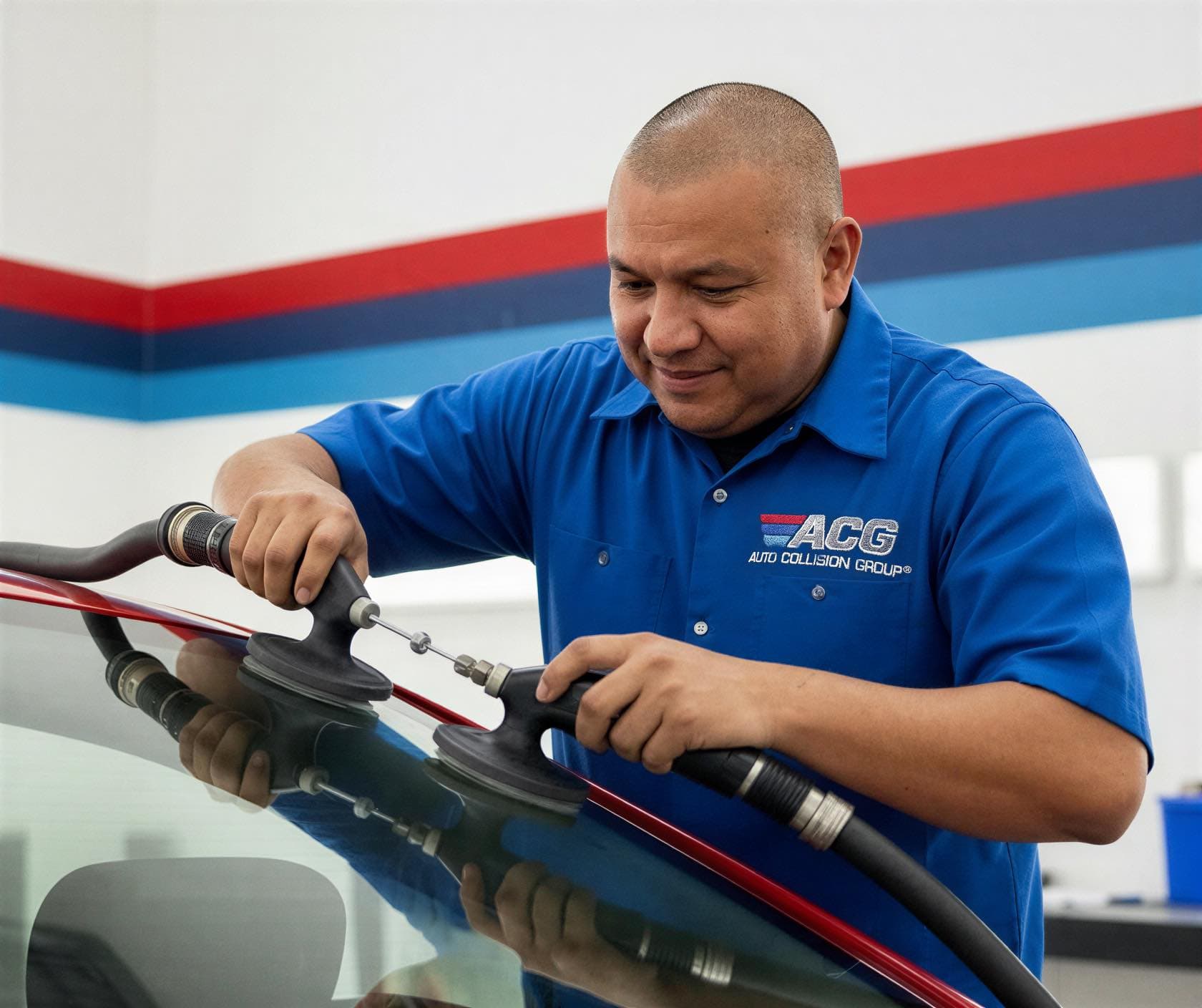 Técnico certificado realizando reemplazo de vidrios y parabrisas en Auto Collision Group Gardena II