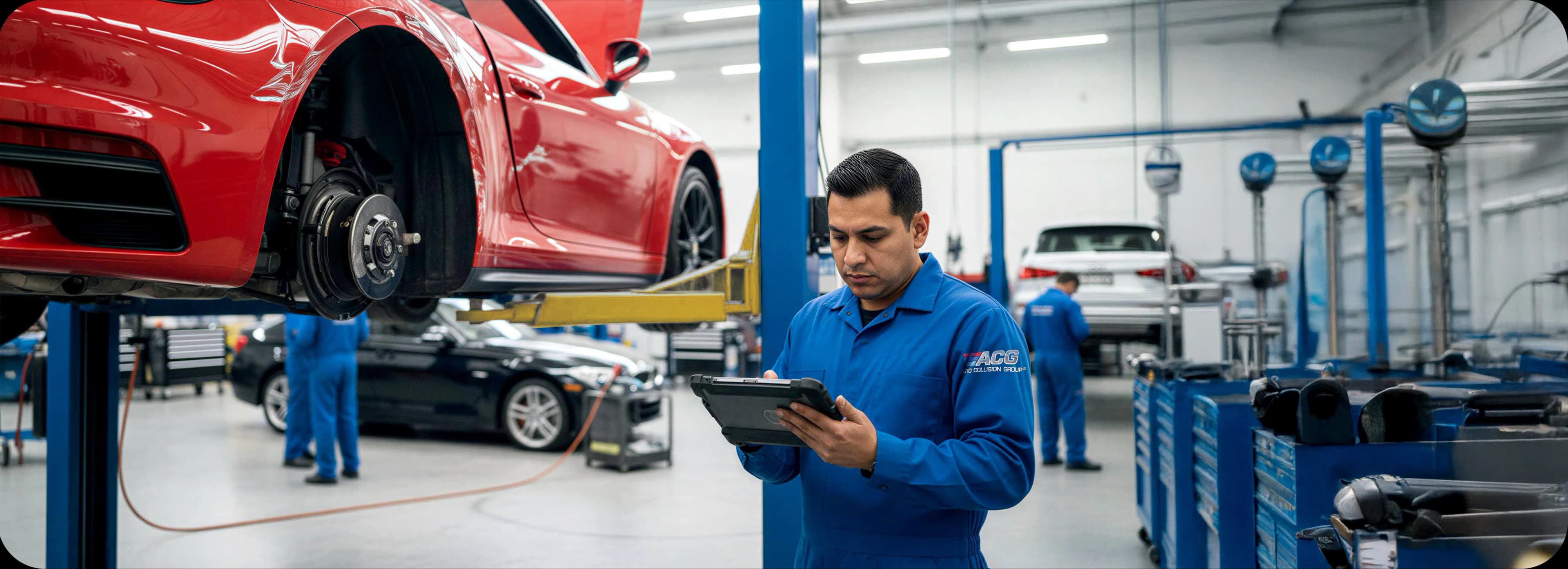 Técnico certificado realizando reparación de colisión en Auto Collision Group Whittier