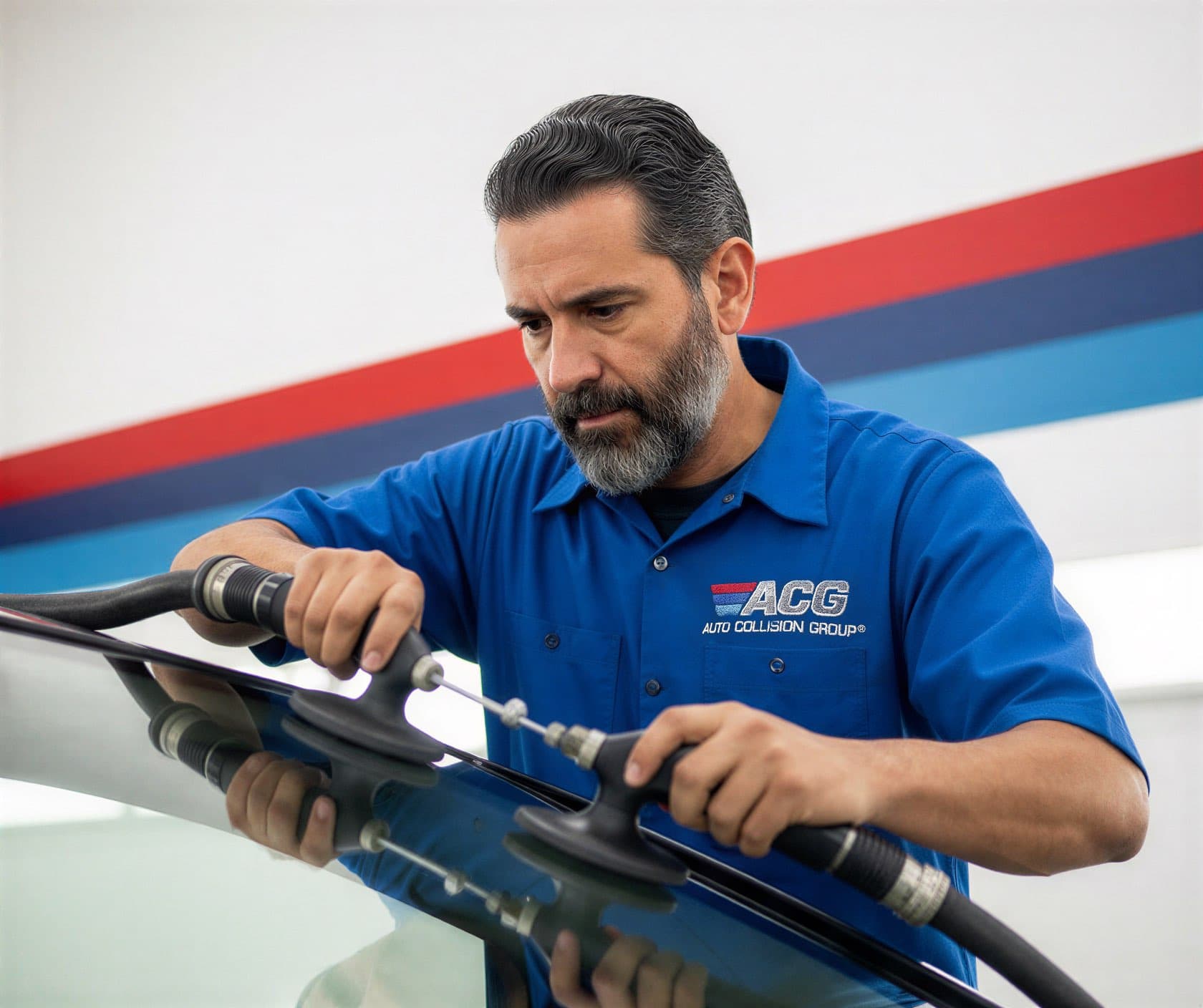 Técnico certificado realizando reemplazo de vidrios y parabrisas en Auto Collision Group Whittier